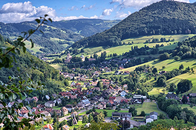 Ein Blick in das Münstertal mit dem Kloster St. Trudpert